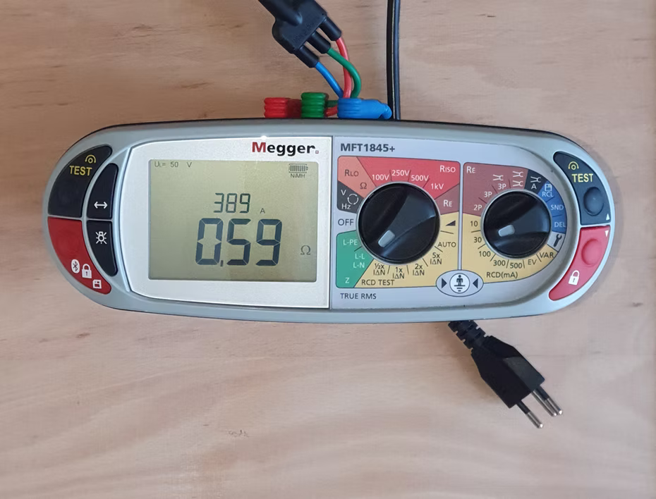 Megger-Messgerät bei der Elektrokontrolle